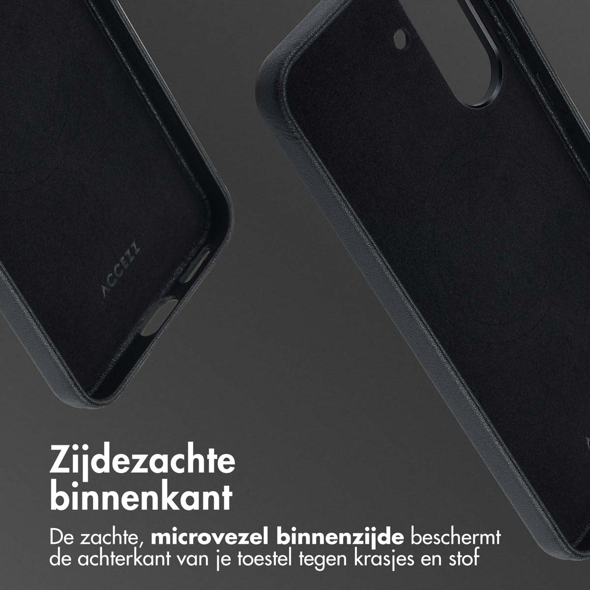 Twee zwarte telefoonhoesjes, met de zachte binnenvoering. Het ACCEZZ-logo is zichtbaar. De achtergrond is donkergrijs.