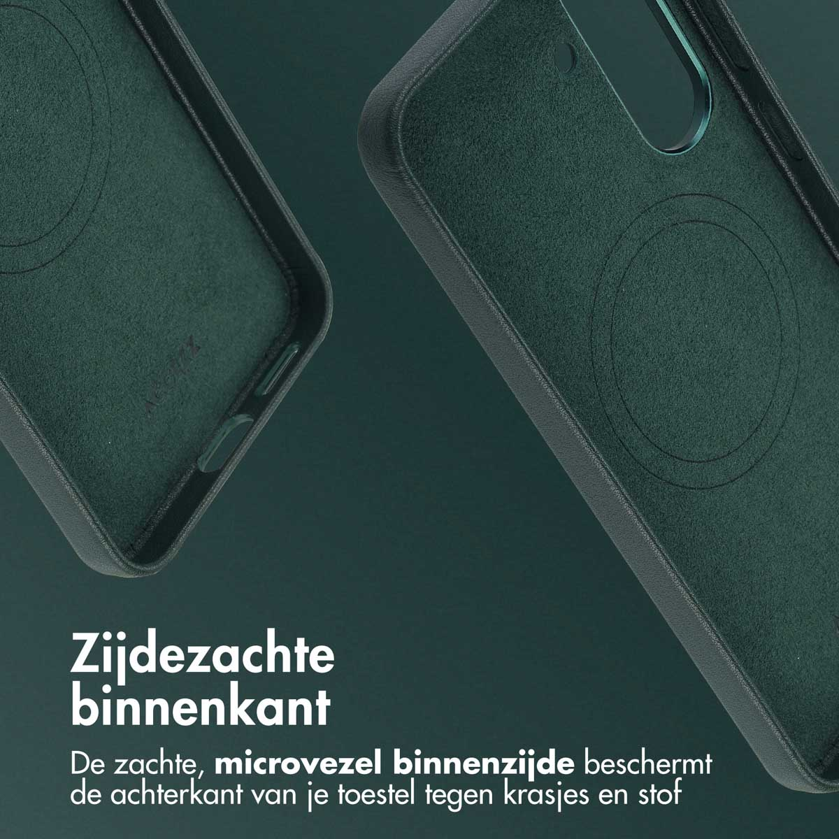 Close-up van de donkergroene binnenkant van een telefoonhoesje. Het heeft een zachte, fluwelen textuur. De rand is grijs, de achtergrond groen.