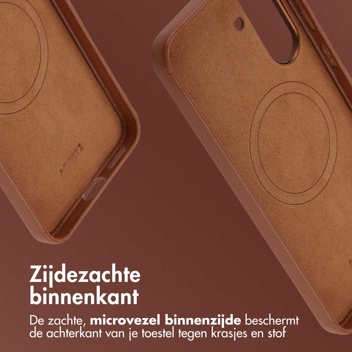 Close-up van het interieur van een bruine telefoonhoes. Zachte microvezel binnenkant beschermt tegen krassen en stof. De achtergrond is bruin.
