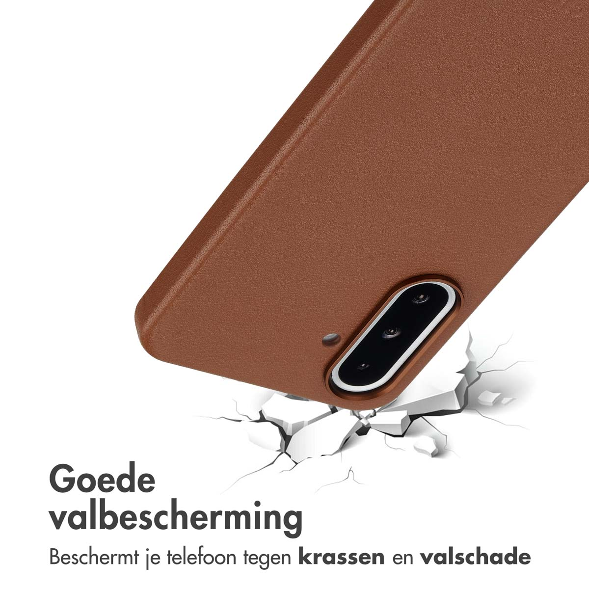 Bruine telefoonhoes schuin met een afbeelding van een gebarsten grond. Tekst: Goede valbescherming, beschermt tegen krassen en valschade.