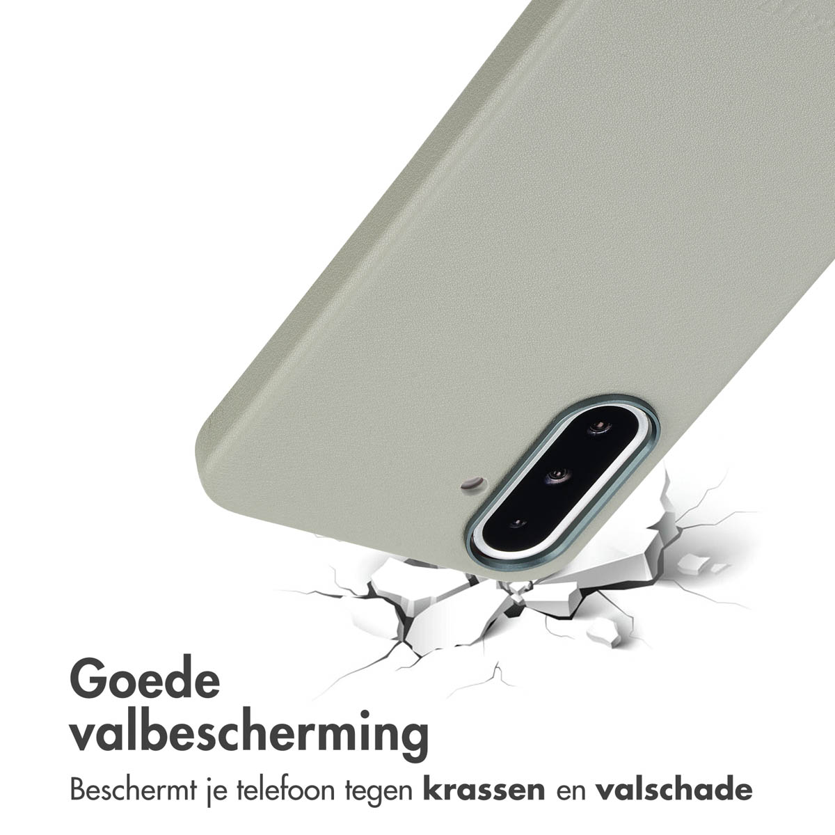 Een lichtgroene telefoonhoes is gekanteld over een wit oppervlak. De hoes valt en het oppervlak heeft scheuren. Er is tekst aanwezig.