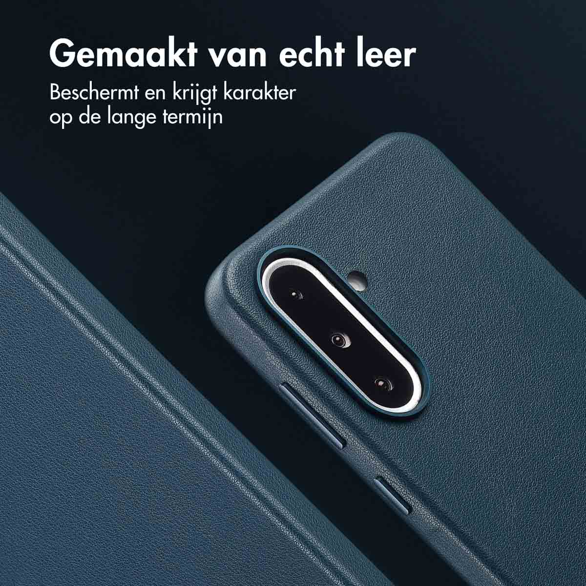 Close-up van een teal telefoonhoesje met een cameramodule. Tekst: Gemaakt van echt leer. Beschermt en krijgt na verloop van tijd karakter.