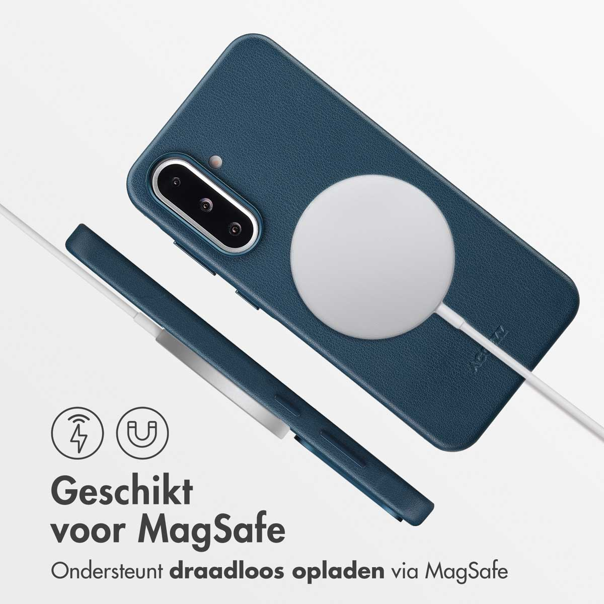 Een blauwe telefoonhoes met een witte MagSafe-lader. De hoes is aangesloten op een oplaadpad. Tekst: Geschikt voor MagSafe.
