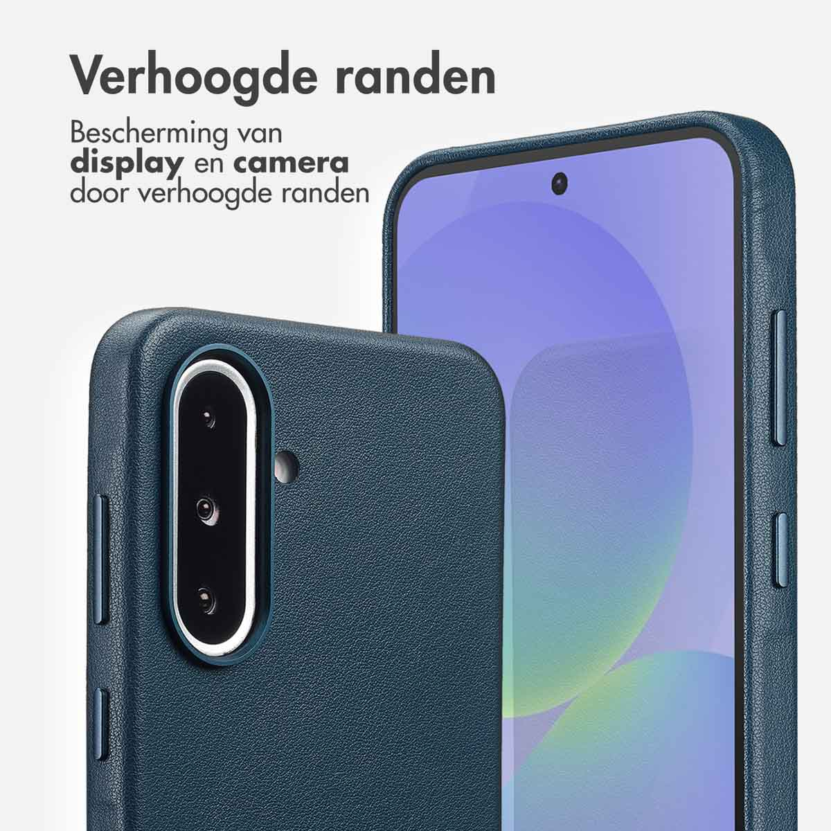 Donkerblauwe telefoonhoes met verhoogde randen. Tekst: 'Verhoogde randen' & 'Bescherming van display en camera door verhoogde randen'.