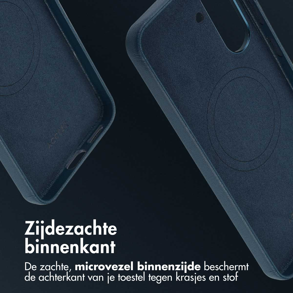 Close-up van twee donkerblauwe telefoonhoesjes. Eén toont de binnenkant met een cirkelvormig ontwerp. Witte tekst onderaan.