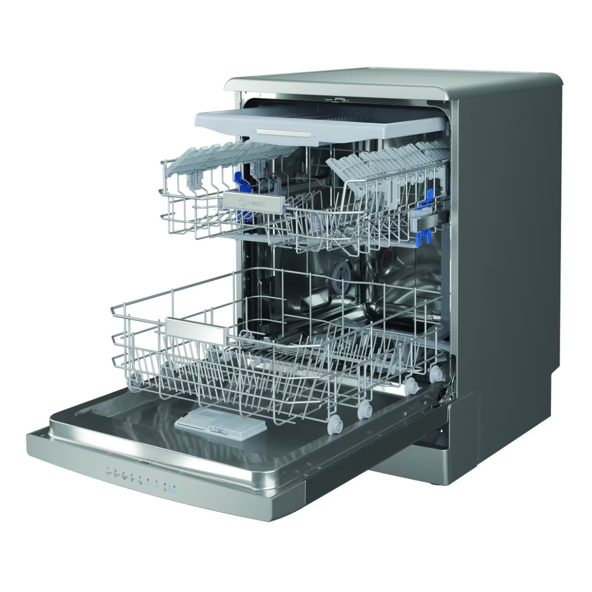 Een zilveren Indesit vaatwasser met open deur. De rekken zijn zichtbaar en leeg, klaar om te worden geladen. Knoppen vooraan.
