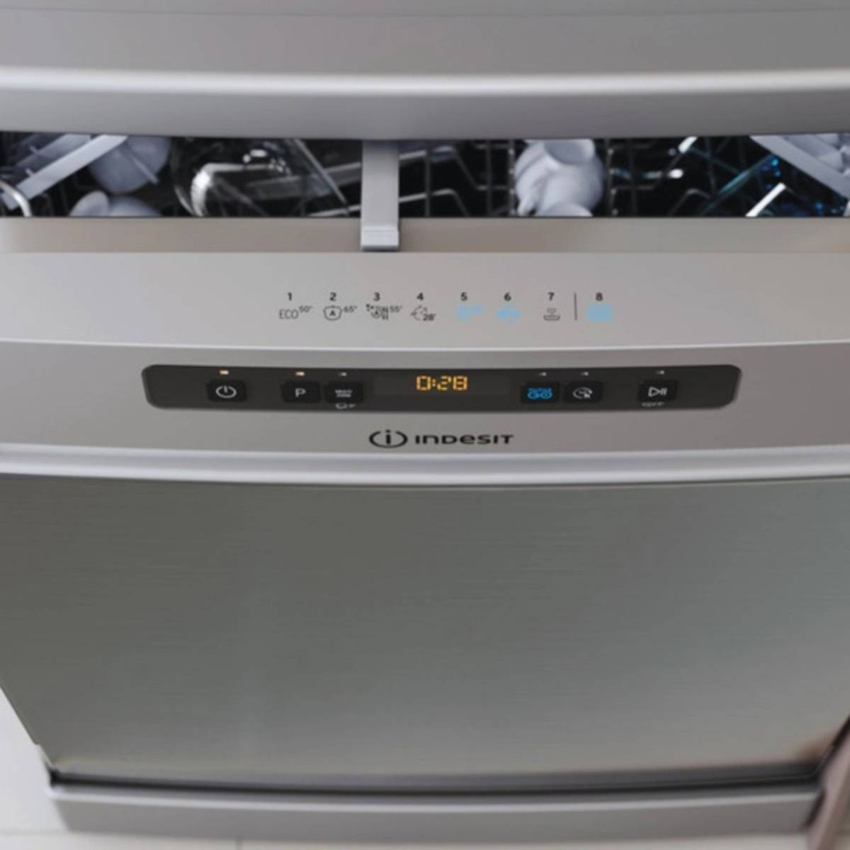 Een zilveren Indesit vaatwasser met bedieningspaneel met timer en instellingen. De deur staat iets open.