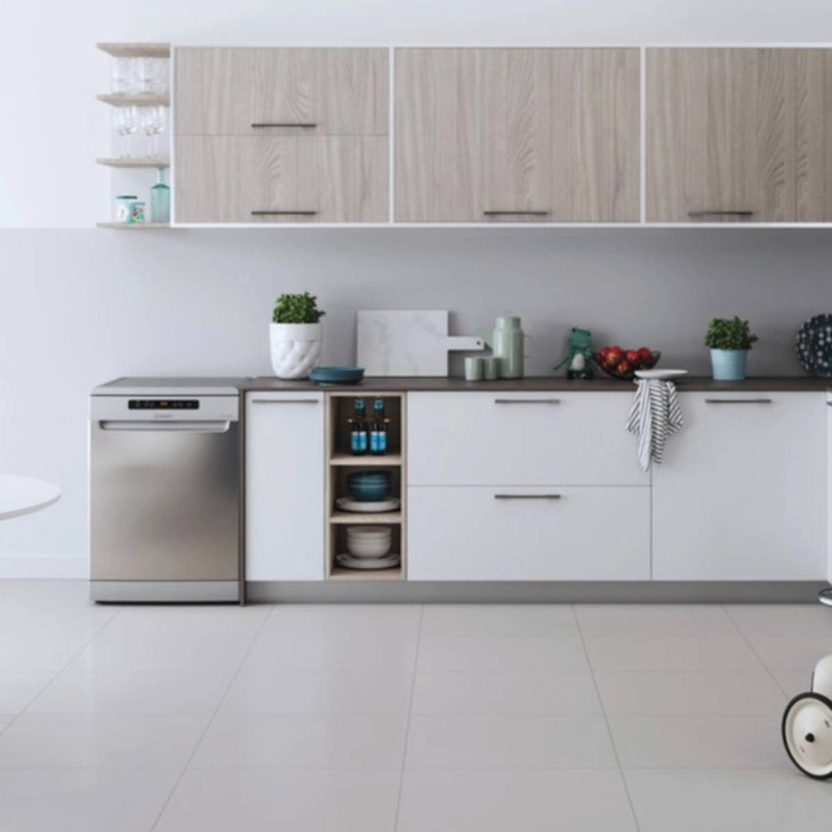 Moderne keuken met roestvrijstalen vaatwasser, witte kasten, houten bovenkasten en diverse decoratieve items op het aanrecht.