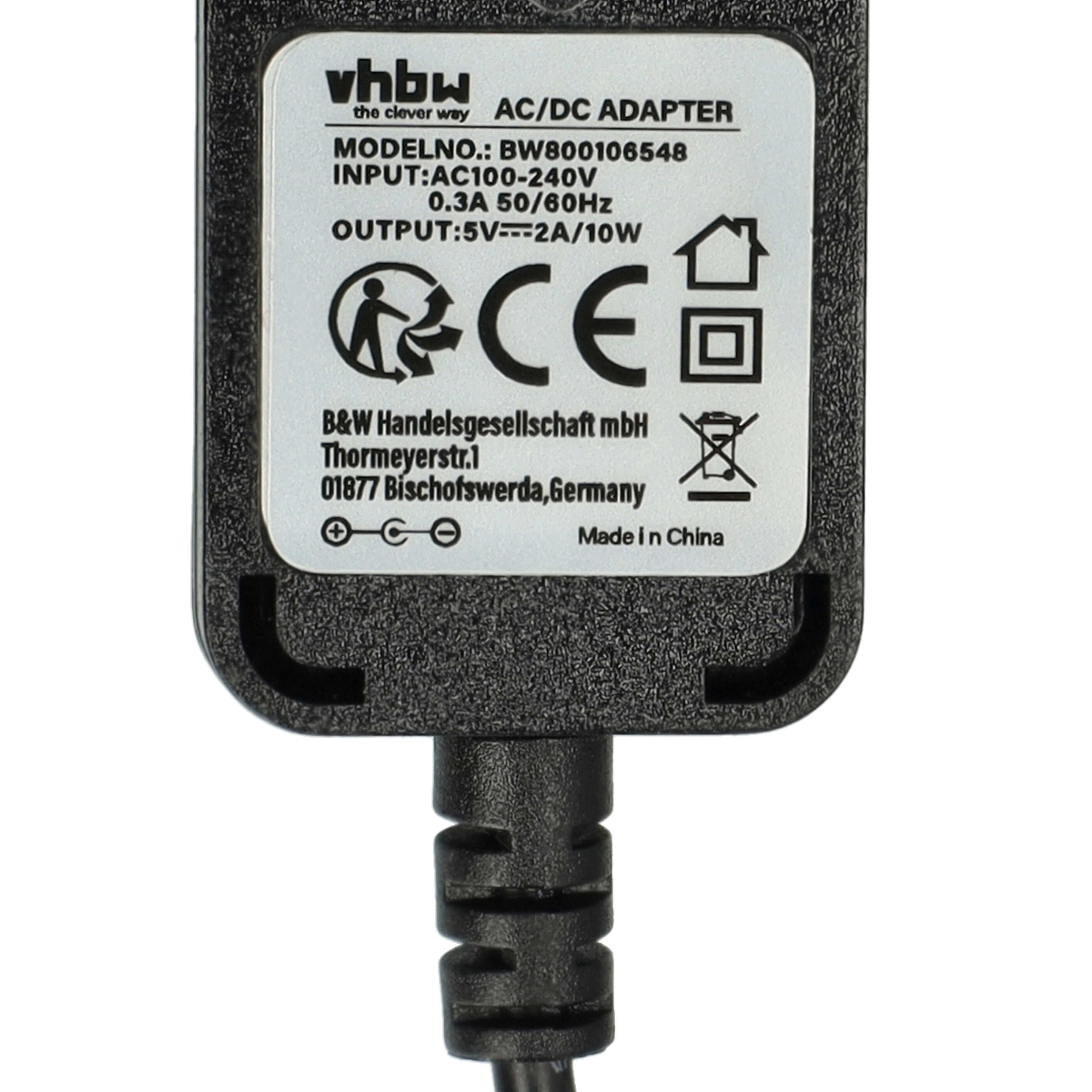 Ein schwarzer AC/DC-Adapter mit weißem Etikett. Text enthält Modell- und Ausgangsdetails. Ein schwarzes Kabel geht nach unten ab.