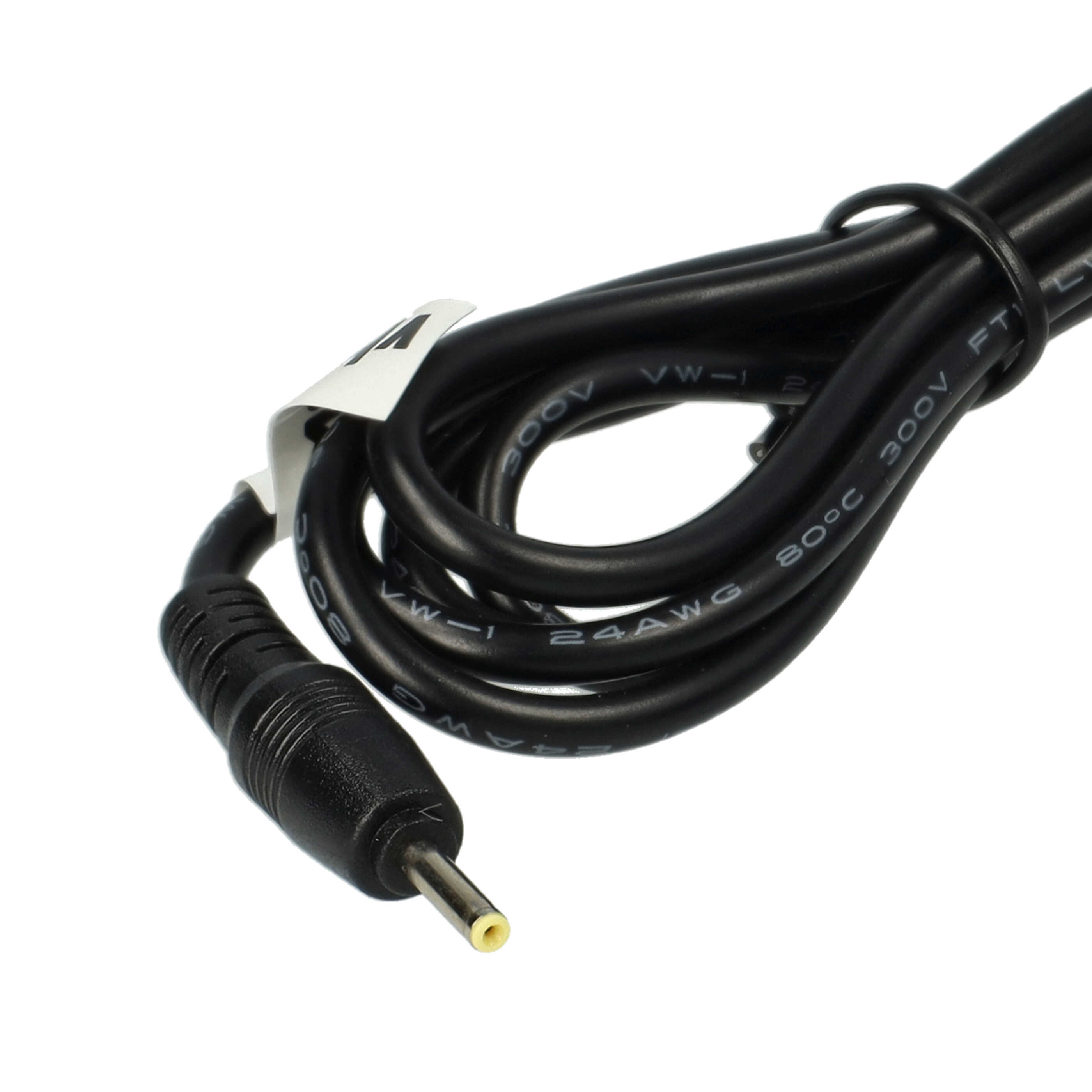 Schwarzes Netzkabel mit Stecker und weißem Etikett. Das Kabel ist aufgerollt. Der Stecker hat eine gelbe Mitte.