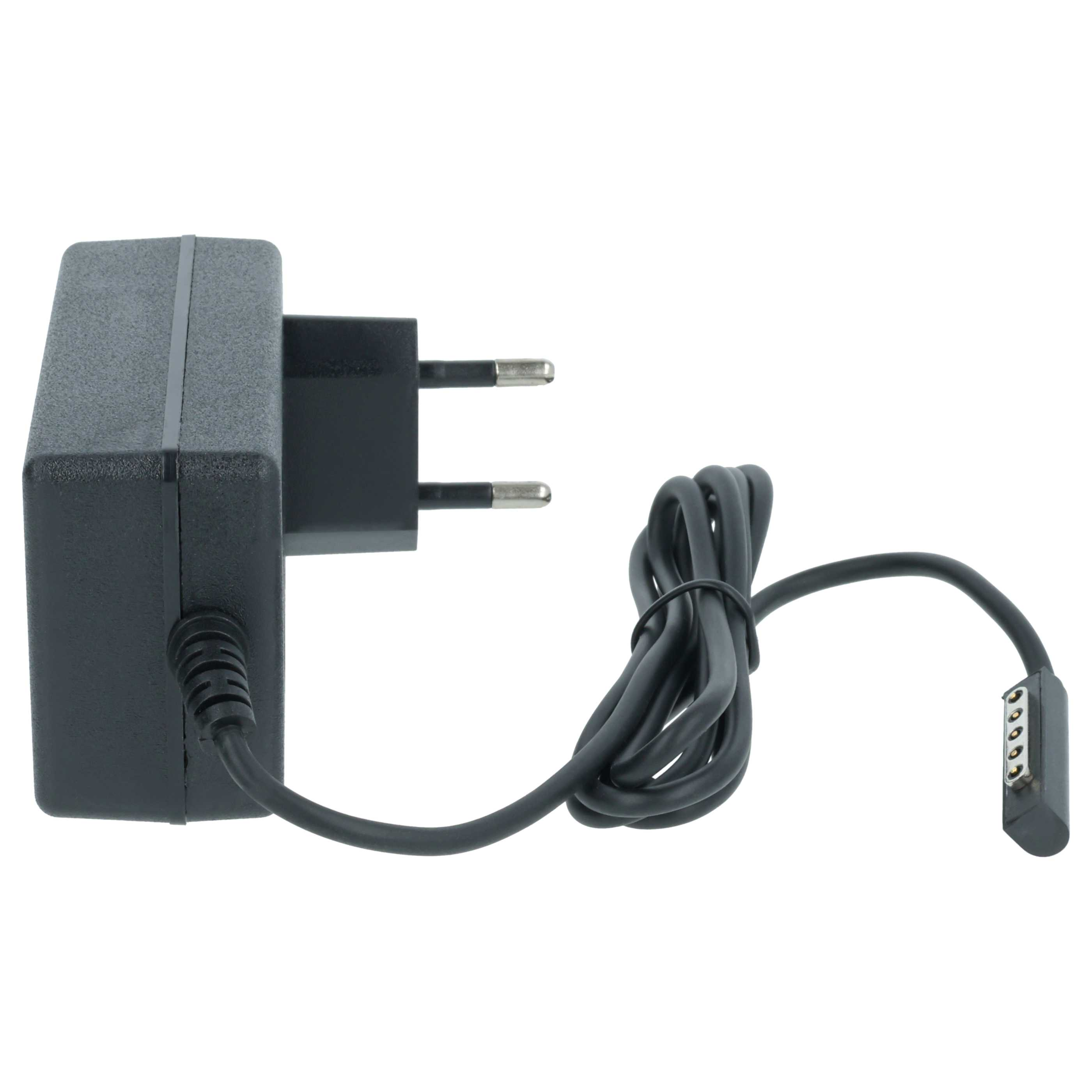 Schwarzes Netzteil mit Stecker und Kabel. Das Kabel hat einen Anschluss. Weißer Hintergrund.