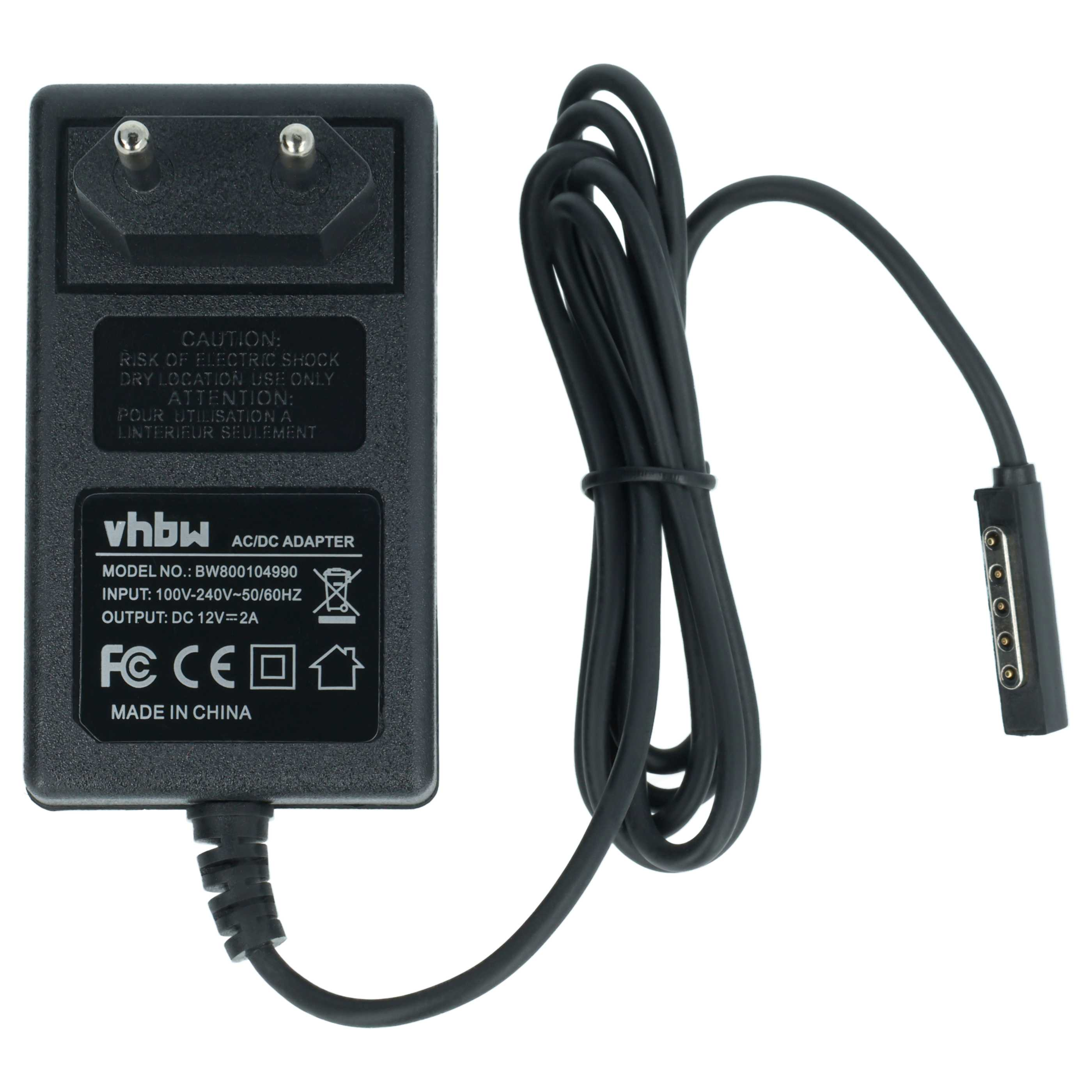 Schwarzes AC/DC-Netzteil mit schwarzem Kabel. Es hat einen Stecker und einen Anschluss. Der Text auf dem Adapter ist sichtbar.