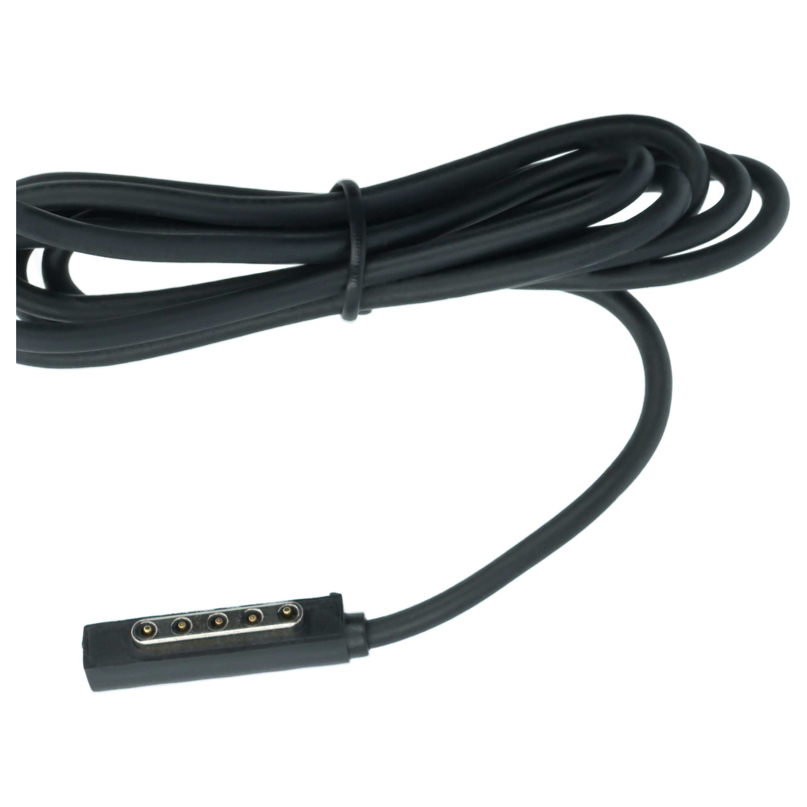 Schwarzes Ladekabel mit rechteckigem Stecker. Das Kabel ist gewickelt und gebunden.