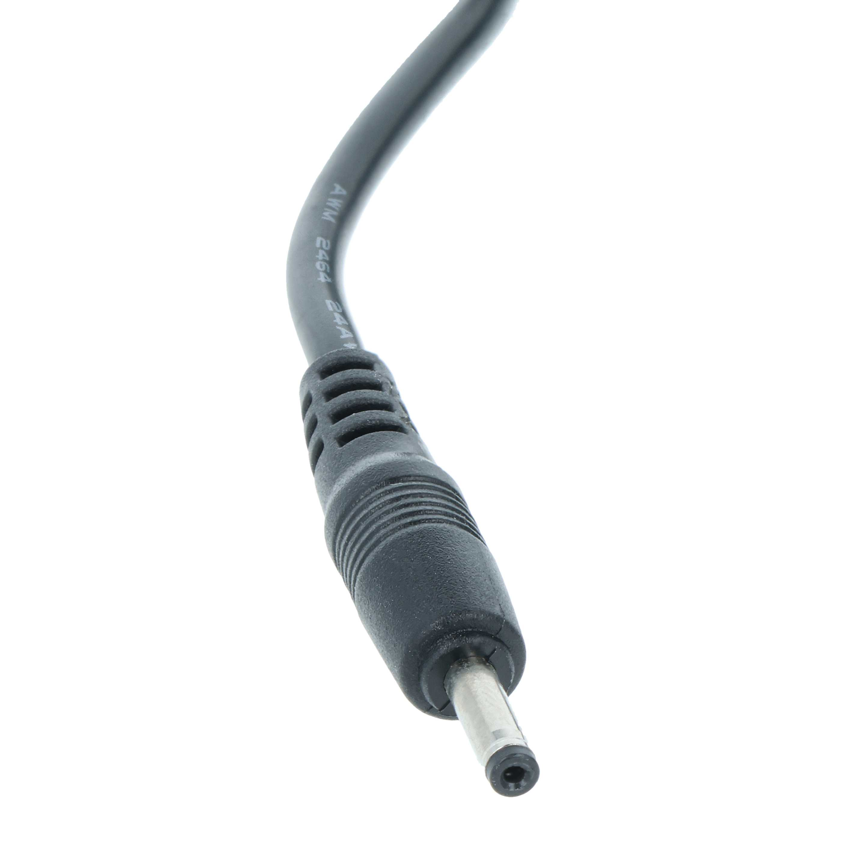 Ein schwarzer Netzteilstecker mit silberner Spitze, schräg vor weißem Hintergrund. Das Kabel ist ebenfalls schwarz.