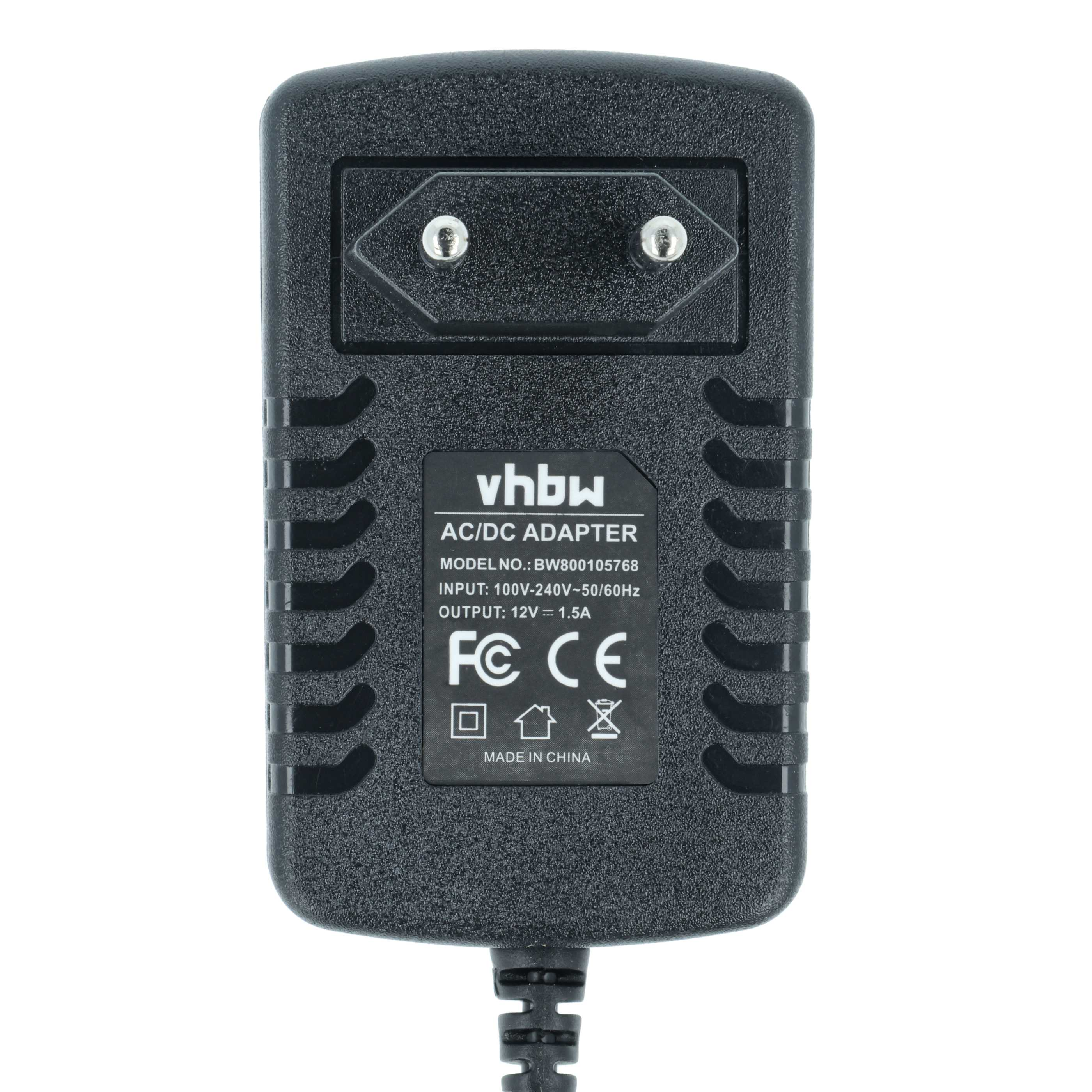 Ein schwarzes AC/DC-Netzteil mit Stecker, Markenlogo und Spezifikationen. Der Hintergrund ist weiß.