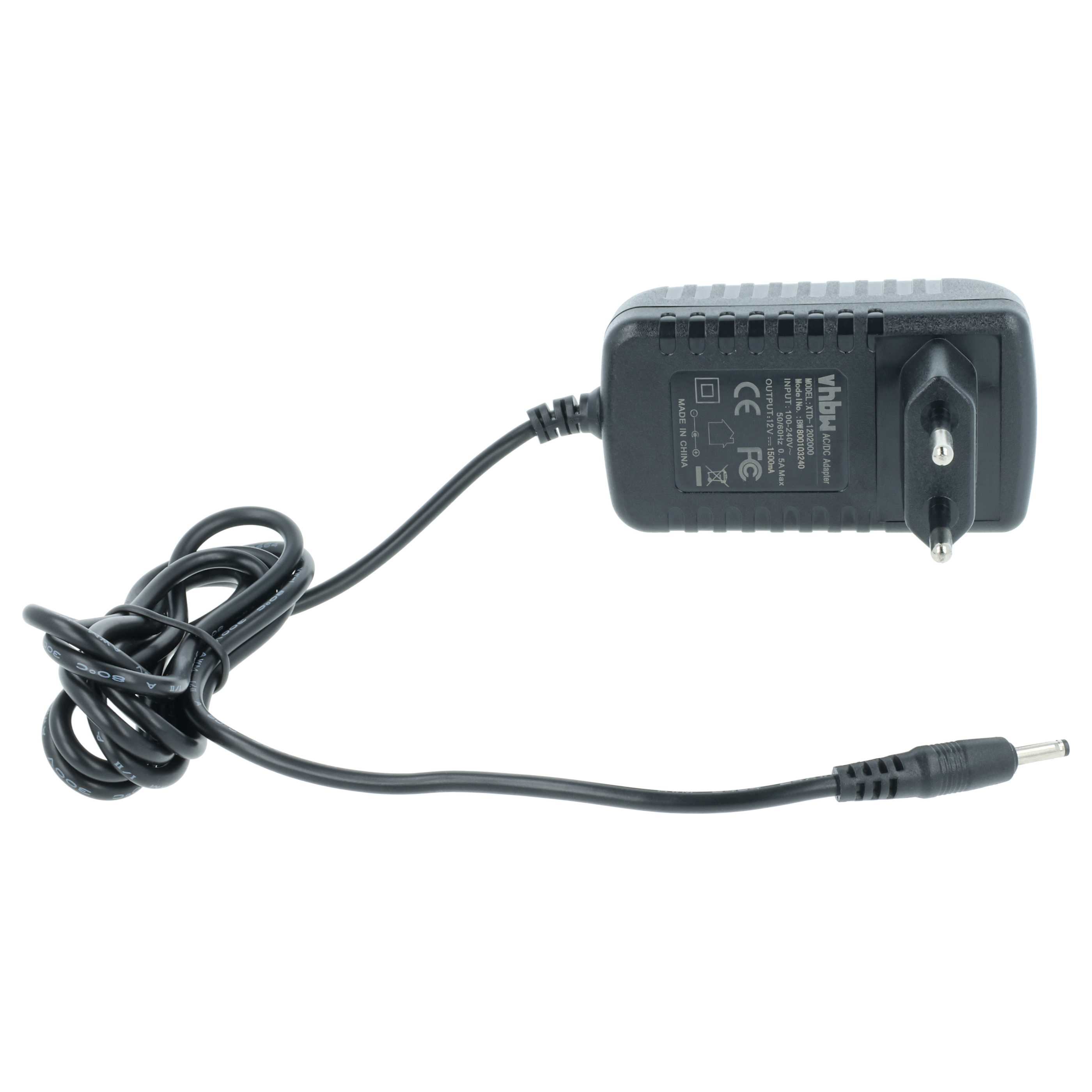Schwarzes AC/DC-Netzteil mit Stecker und Kabel mit Stecker. Es ist vor weißem Hintergrund.
