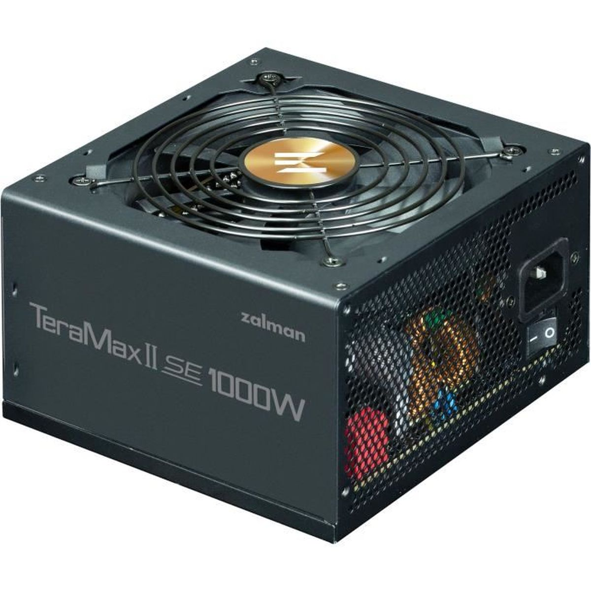 Siyah bir Zalman TeraMax II SE 1000W güç kaynağı ünitesi. Bir fan, file havalandırma delikleri, güç anahtarı ve logosu var.