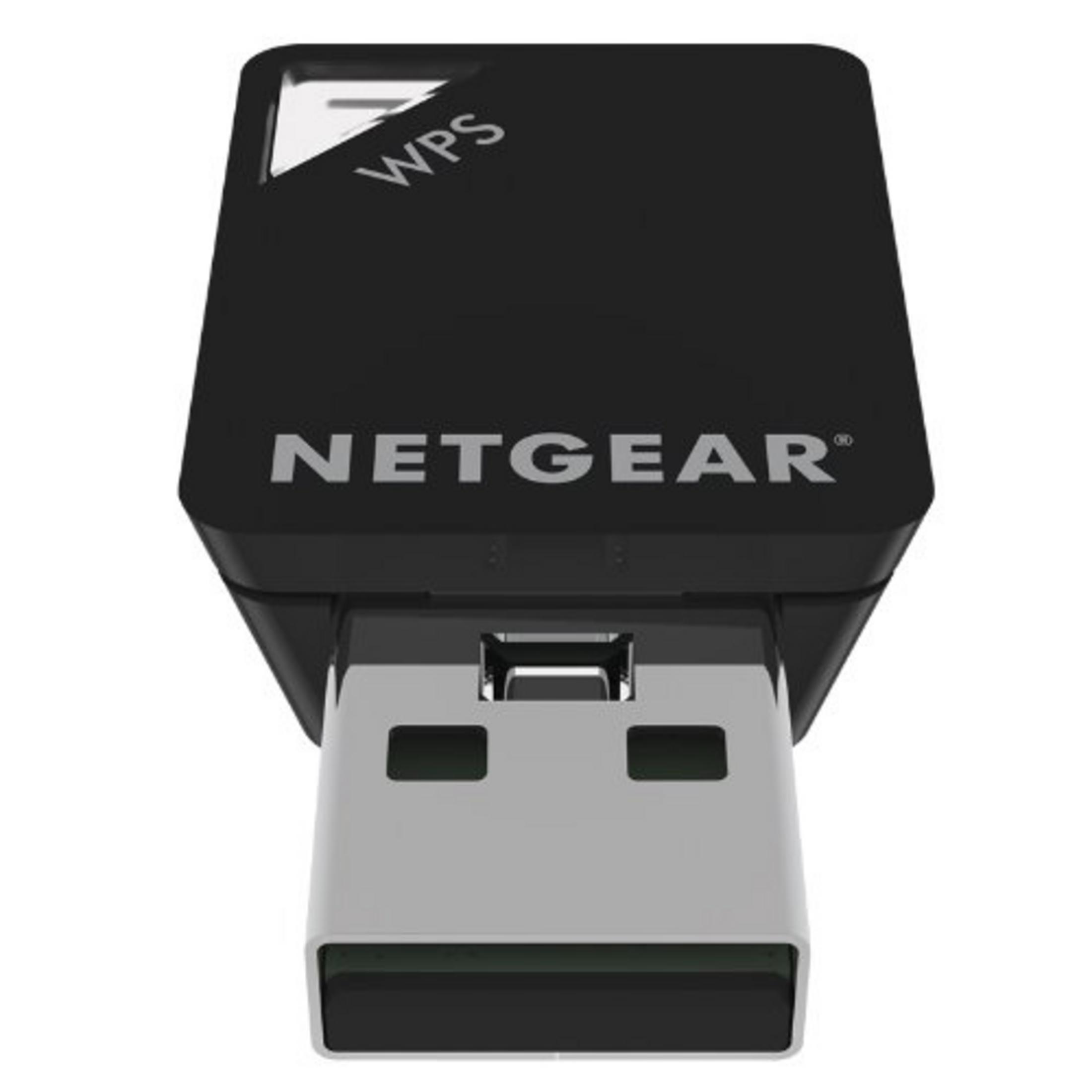 Adaptateur wifi USB Netgear noir. WPS visible en haut, connecteur USB en bas.