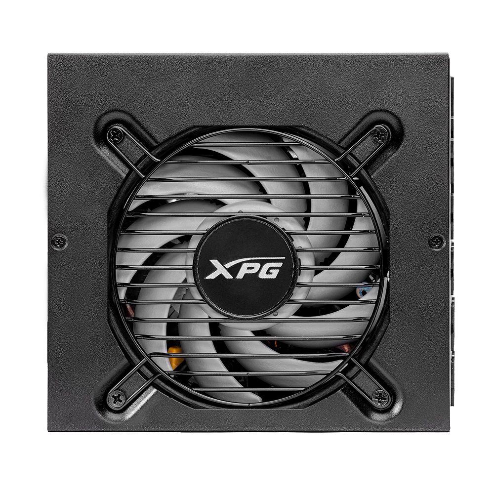 Een zwarte computer voeding met een ventilator beschermd door een metalen rooster. De ventilator heeft grijze bladen en het XPG logo in het midden.