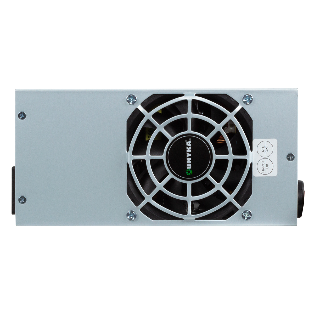 Un alimentatore per computer. Ha una ventola, un involucro metallico e il marchio UNYKA. La ventola è protetta da una griglia.