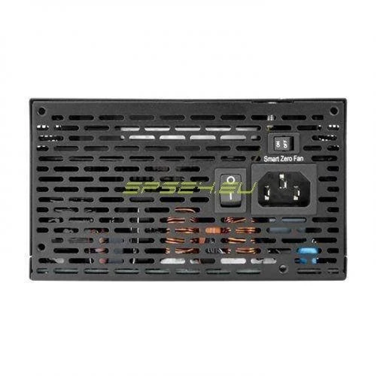 Alimentatore per computer nero con interruttore, porta di alimentazione e fori di ventilazione. L'etichetta Smart Zero Fan è visibile.