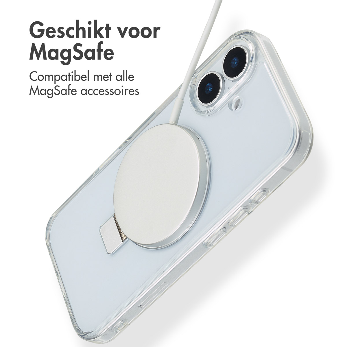 Een doorzichtige telefoonhoes met een witte MagSafe-oplader bevestigd. De telefoon heeft twee cameralenzen. Tekst in het Nederlands.