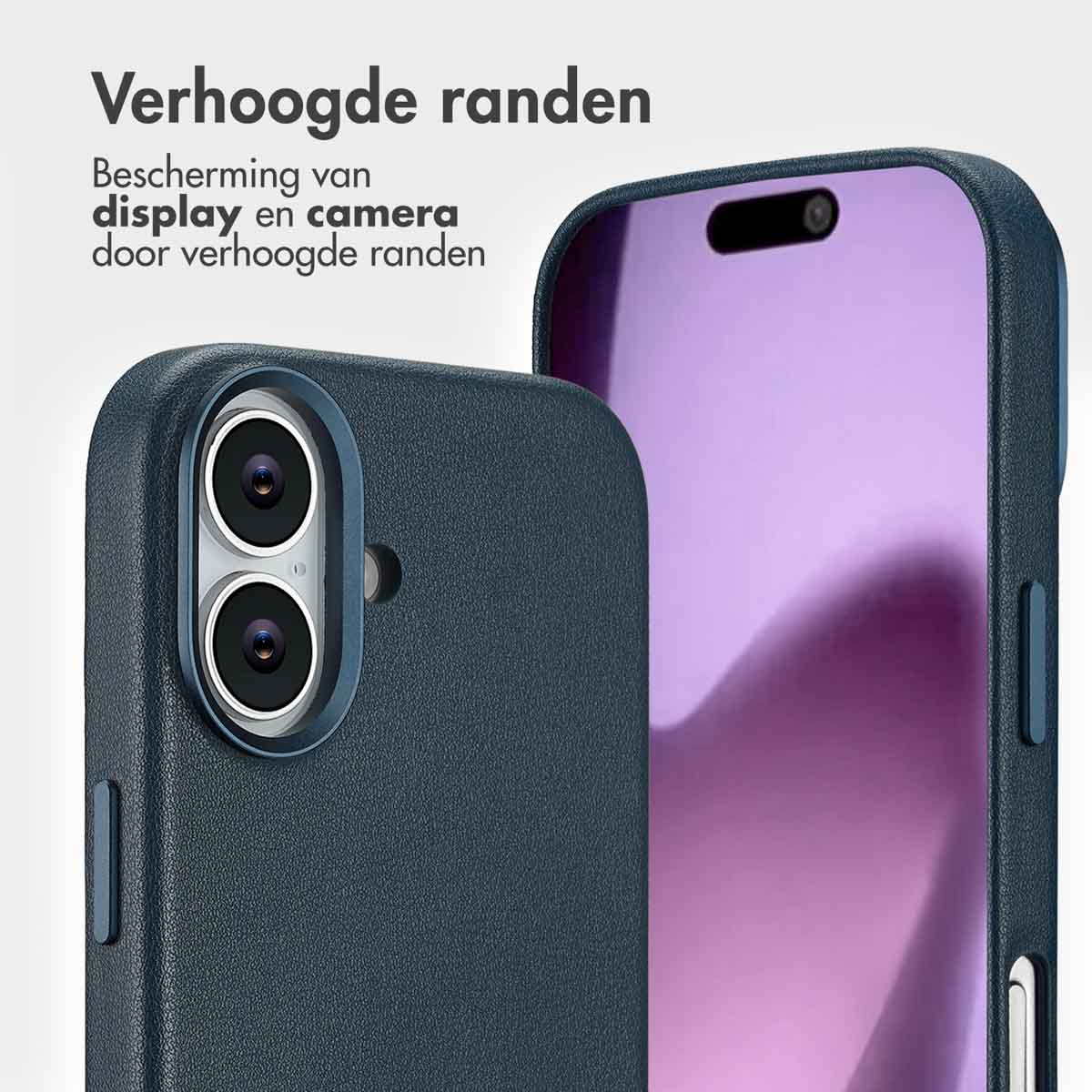 Twee telefoonhoesjes, donkerblauw, met een telefoon erin. Tekst: 'Verhoogde randen. Bescherming van display en camera door verhoogde randen'.