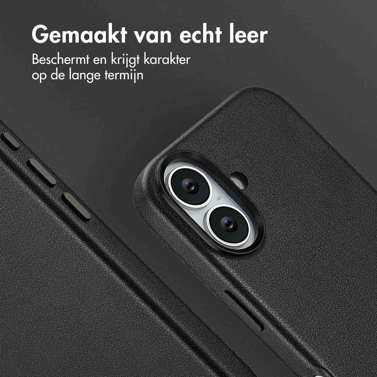 Close-up van een zwarte telefoonhoes met een textuur en een dual-lens camera. Tekst: Gemaakt van echt leer.