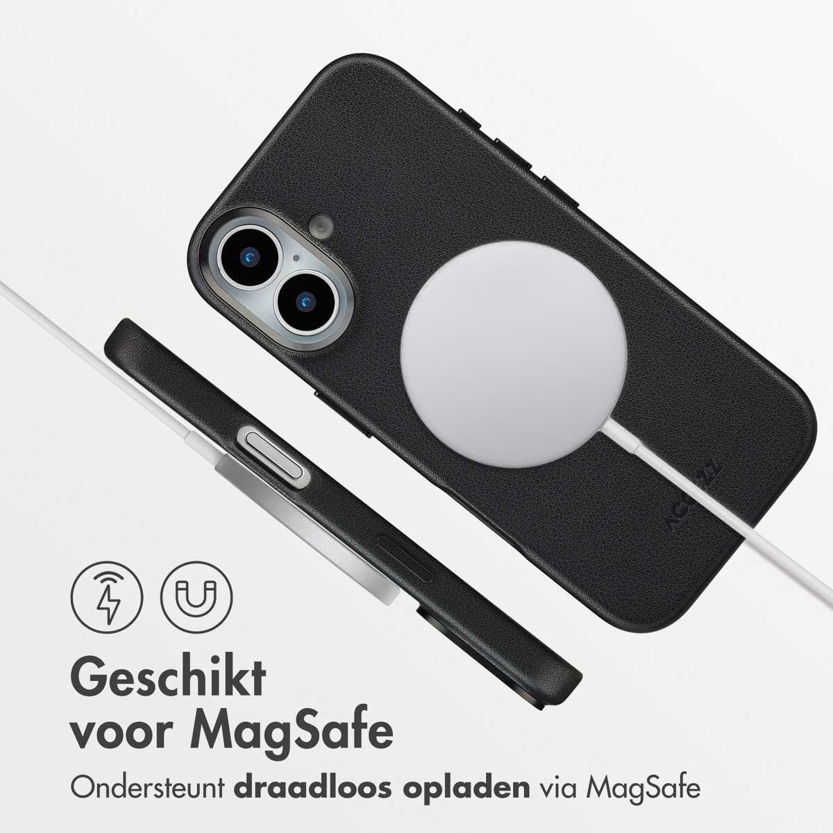 Zwarte telefoonhoes met witte oplader op witte ondergrond. Tekst: Geschikt voor MagSafe. Ondersteunt draadloos opladen via MagSafe.