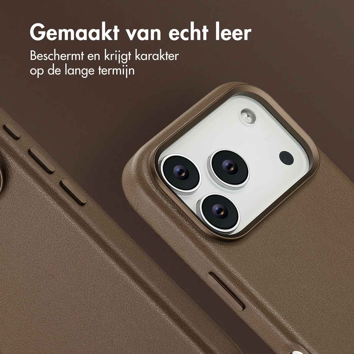 Gros plan sur un étui de téléphone en cuir marron avec du texte. Les lentilles de la caméra du téléphone sont visibles sur fond blanc.