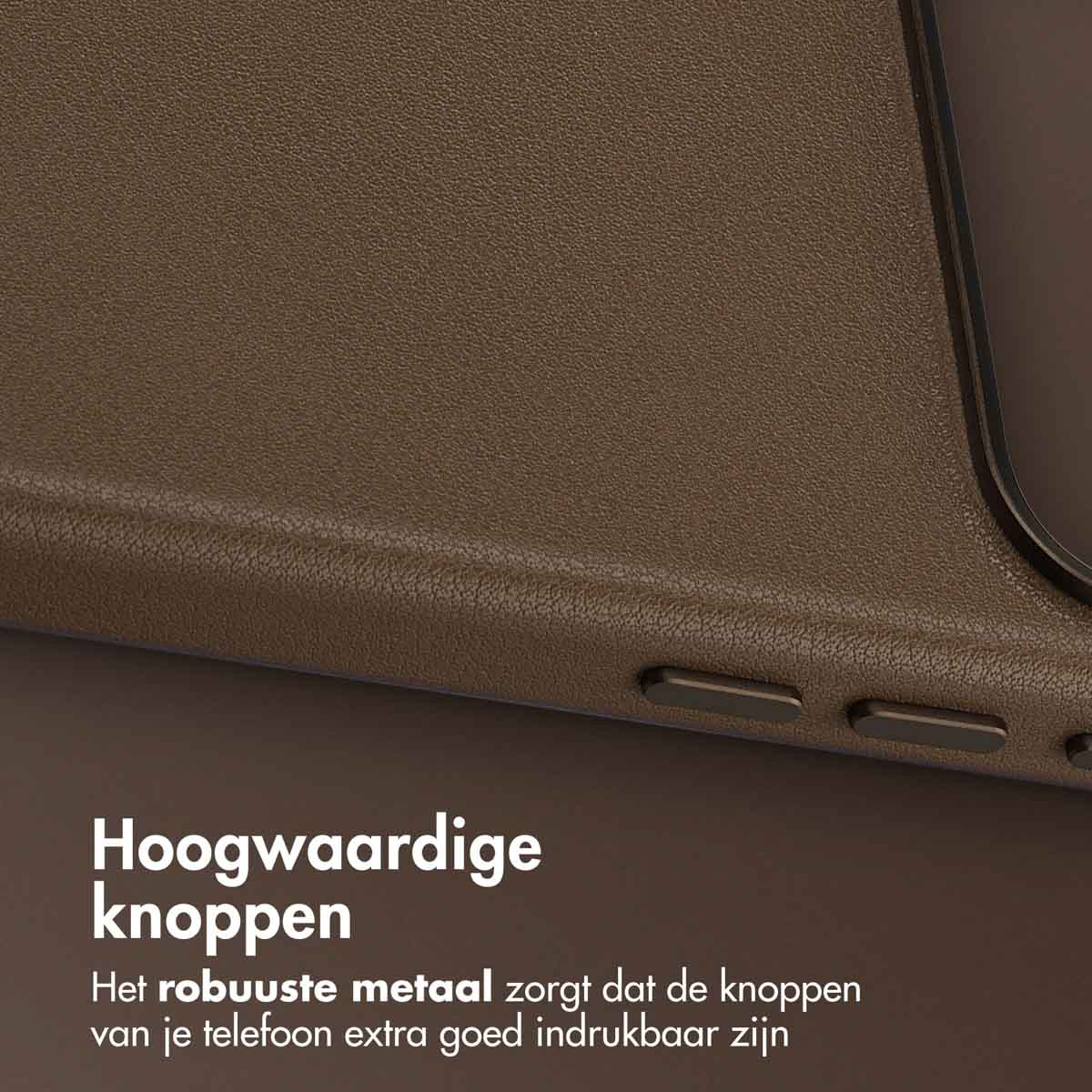 Gros plan d'une coque de téléphone marron avec boutons. La texture est visible. Le texte Hoogwaardige knoppen est présent.