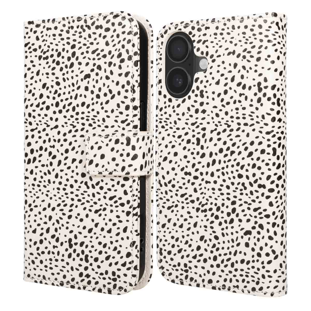 Een witte telefoonhoes met zwarte stippen, die lijkt op een dalmatiërpatroon. Het heeft een flap met magneetsluiting en een telefooncamera.