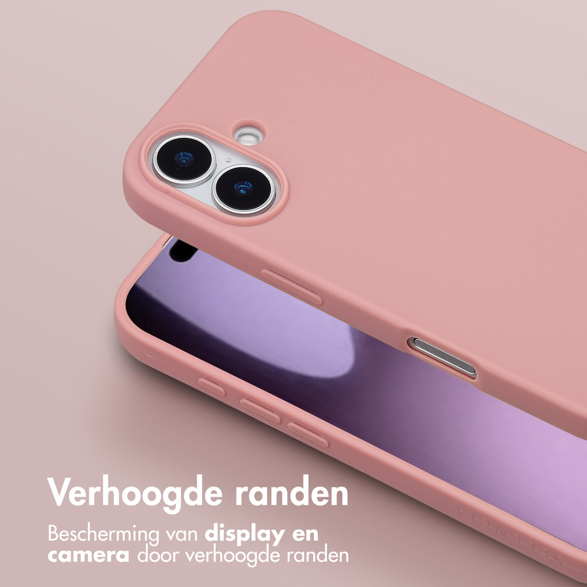 Un étui de téléphone rose recouvre partiellement un téléphone. Les lentilles de la caméra du téléphone sont visibles. Le fond est un dégradé rose.