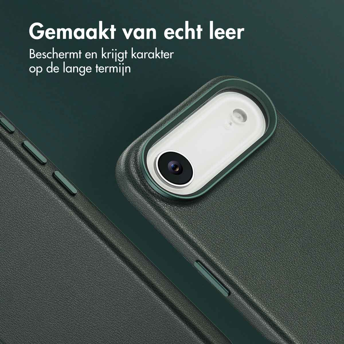 Close-up van een groene telefoonhoes. De hoes omringt een telefooncamera. De hoes heeft een leertextuur. Witte tekst is zichtbaar.