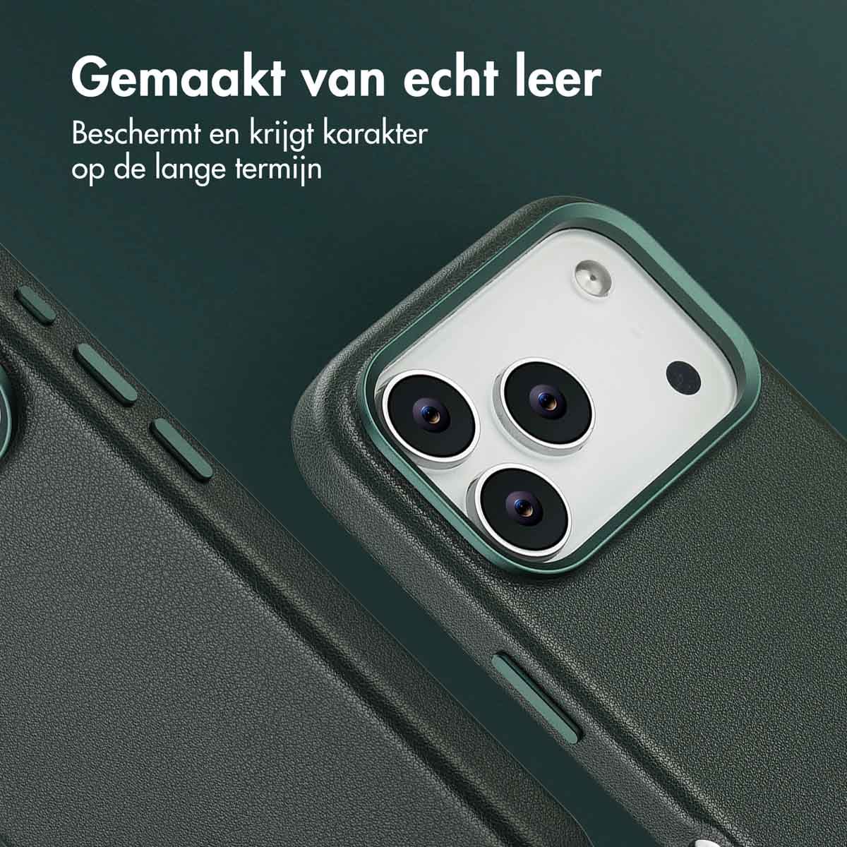 Gros plan sur un étui de téléphone avec trois objectifs d'appareil photo visibles. Le texte indique 'Fabriqué en cuir véritable' et 'Protège et prend du caractère'.