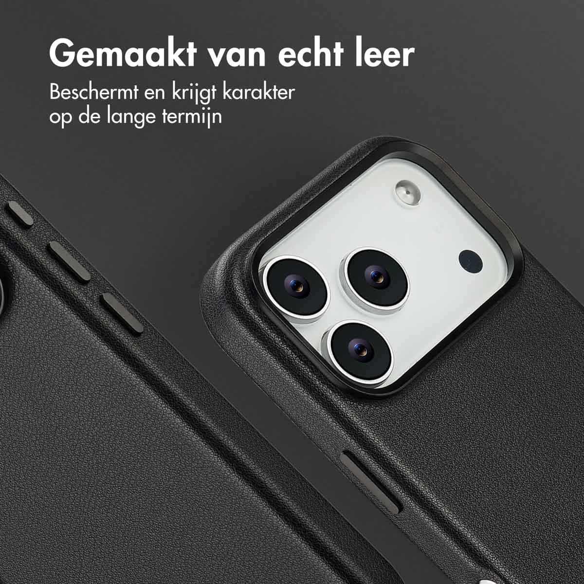 Gros plan sur un étui de téléphone noir avec trois lentilles de caméra. Le texte en haut dit : 'Fabriqué en cuir véritable'.