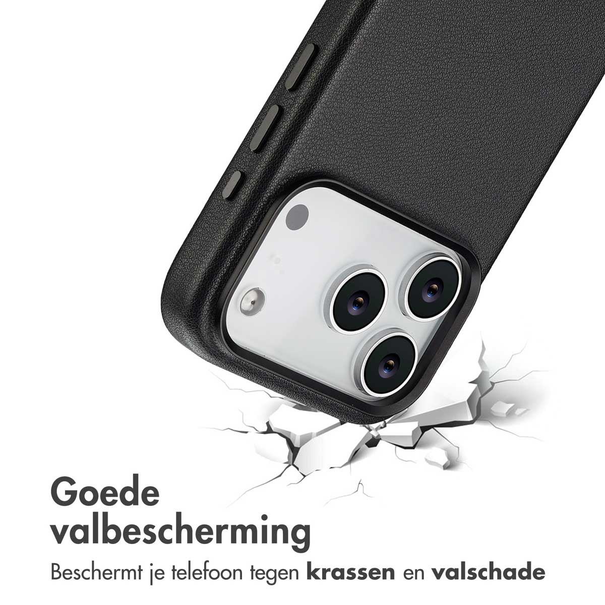 Un étui de téléphone noir protège un téléphone avec trois caméras. Le téléphone tombe et le sol se fissure.