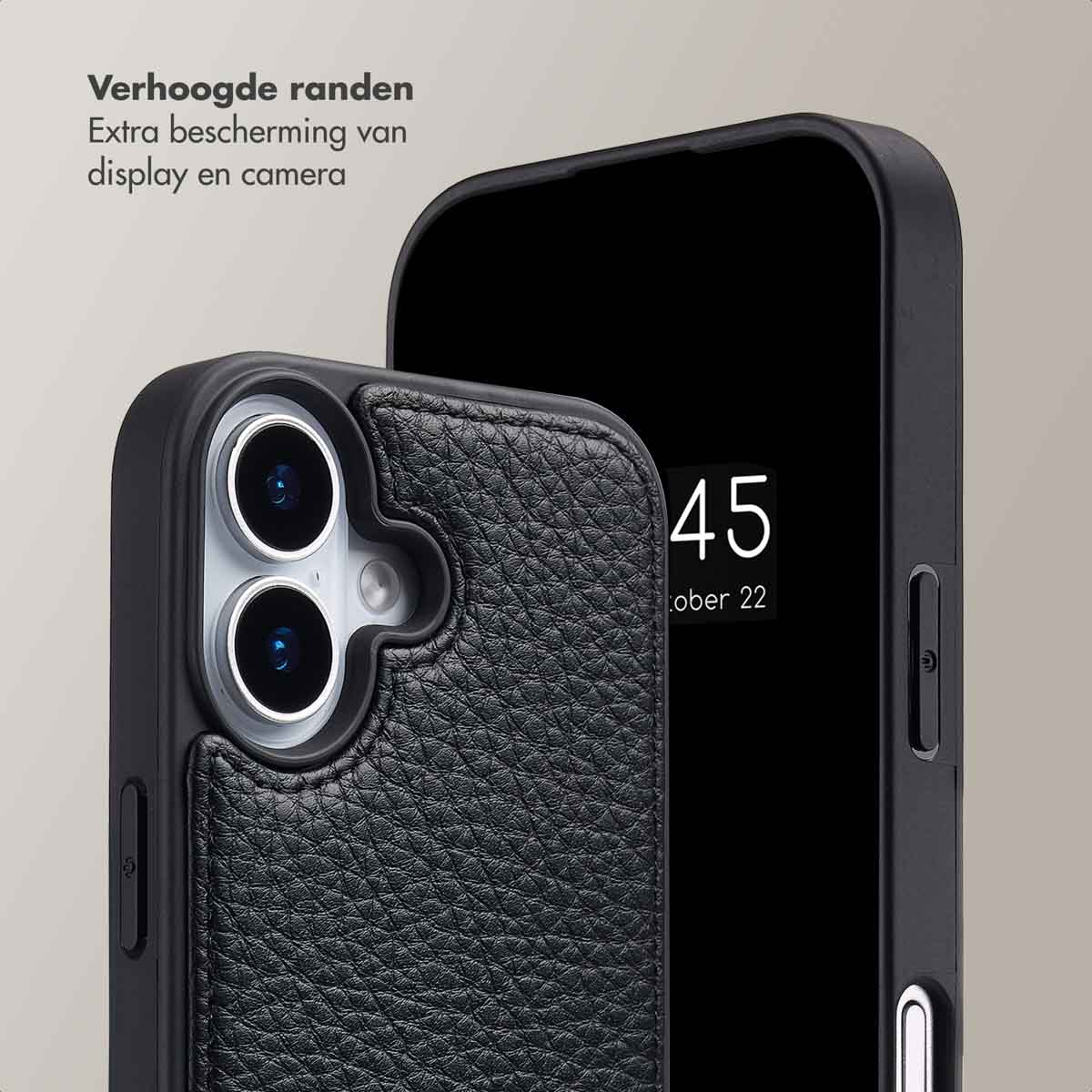 Close-up van een zwarte telefoonhoes met een leren achterkant. Het scherm toont de datum. Verhoogde randen beschermen de camera.
