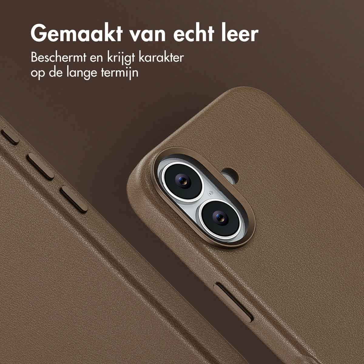 Close-up van een bruine leren telefoonhoes. De cameralenzen zijn zichtbaar. Tekst: Gemaakt van echt leer. Beschermt en krijgt karakter.