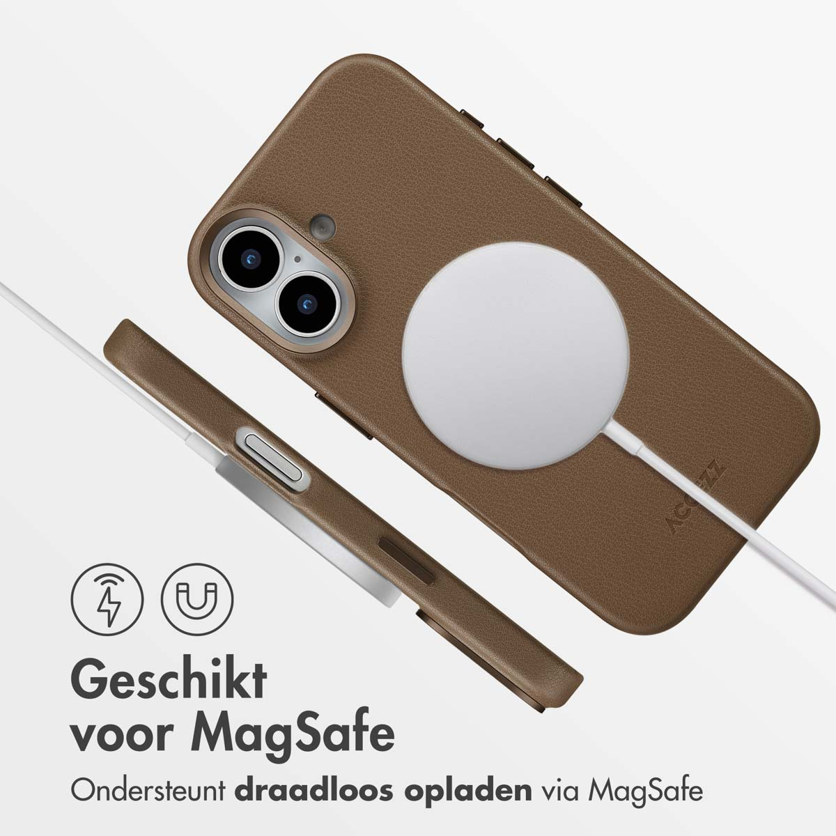 Een bruine telefoonhoes met een witte MagSafe-oplader. De telefoonhoes heeft twee cameralenzen. Tekst: 'Geschikt voor MagSafe'.