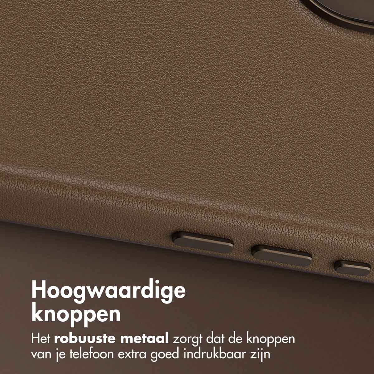 Close-up van een bruine telefoonhoes met drie rechthoekige knoppen. De hoes heeft een textuuroppervlak en is goed verlicht.