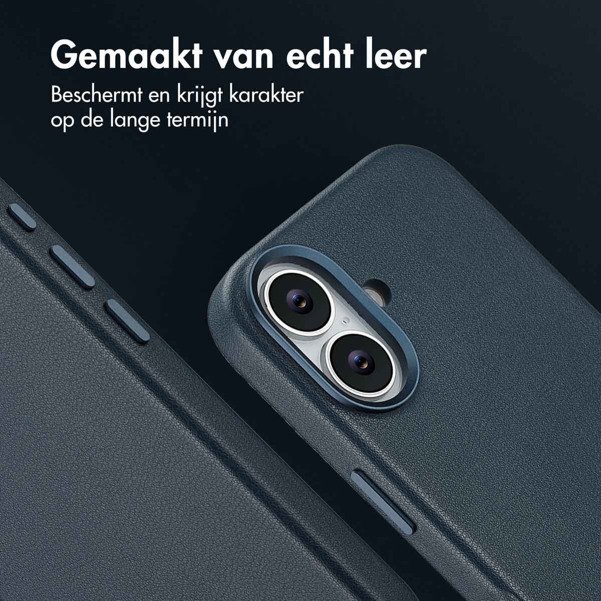 Close-up van een marineblauwe telefoonhoes met twee cameralenzen. De tekst 'Gemaakt van echt leer' staat op de achtergrond.