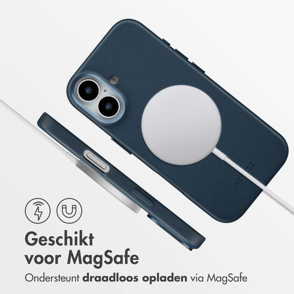 Donkerblauwe telefoonhoes met een witte MagSafe-oplader. Een tweede hoesdeel met oplader is ook afgebeeld. De tekst geeft MagSafe-compatibiliteit aan.