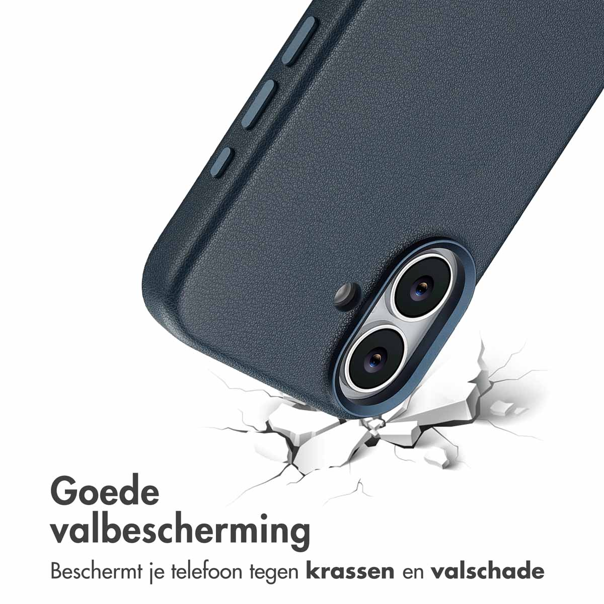 Een donkerblauwe telefoonhoes met een dubbele lens camera wordt getoond. De hoes valt, met scheuren die zich eronder vormen, wat bescherming aantoont.