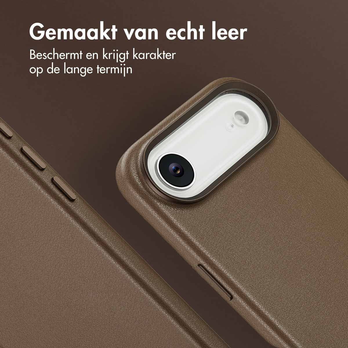 Close-up van een bruine leren telefoonhoes met zichtbare cameralens. Nederlandse tekst: 'Gemaakt van echt leer'.
