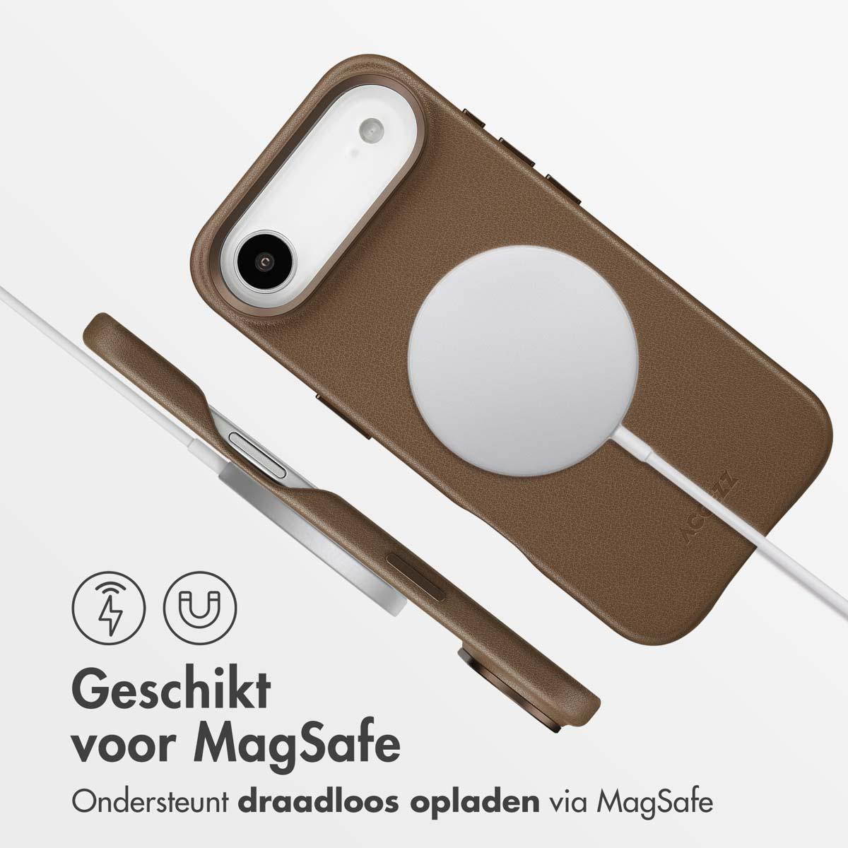 Bruine telefoonhoes met MagSafe-lader en telefoon. Tekst: Geschikt voor MagSafe. Ondersteunt draadloos opladen via MagSafe.