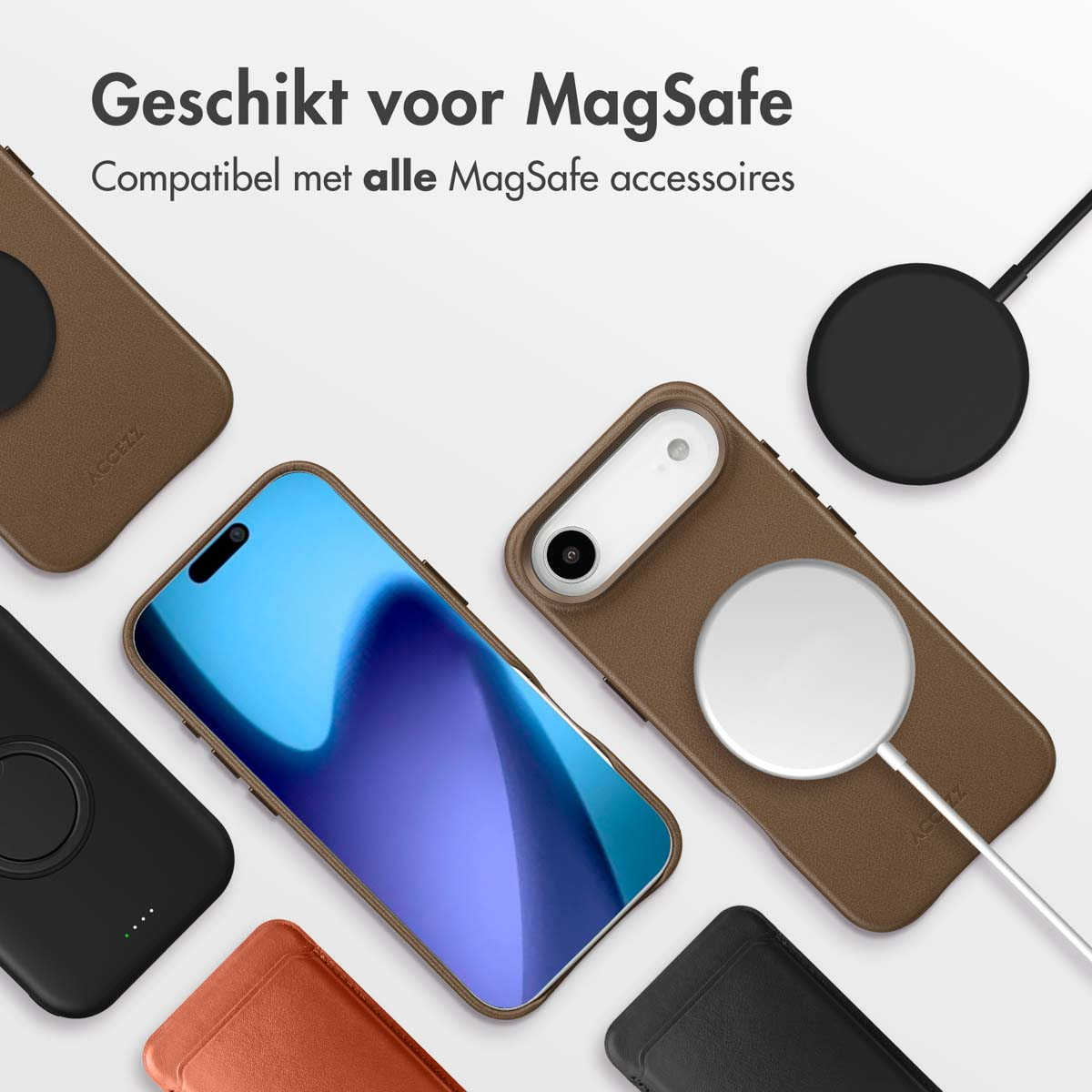 Meerdere telefoonhoesjes en opladers op een witte ondergrond. Bovenstaande tekst: 'Geschikt voor MagSafe'.
