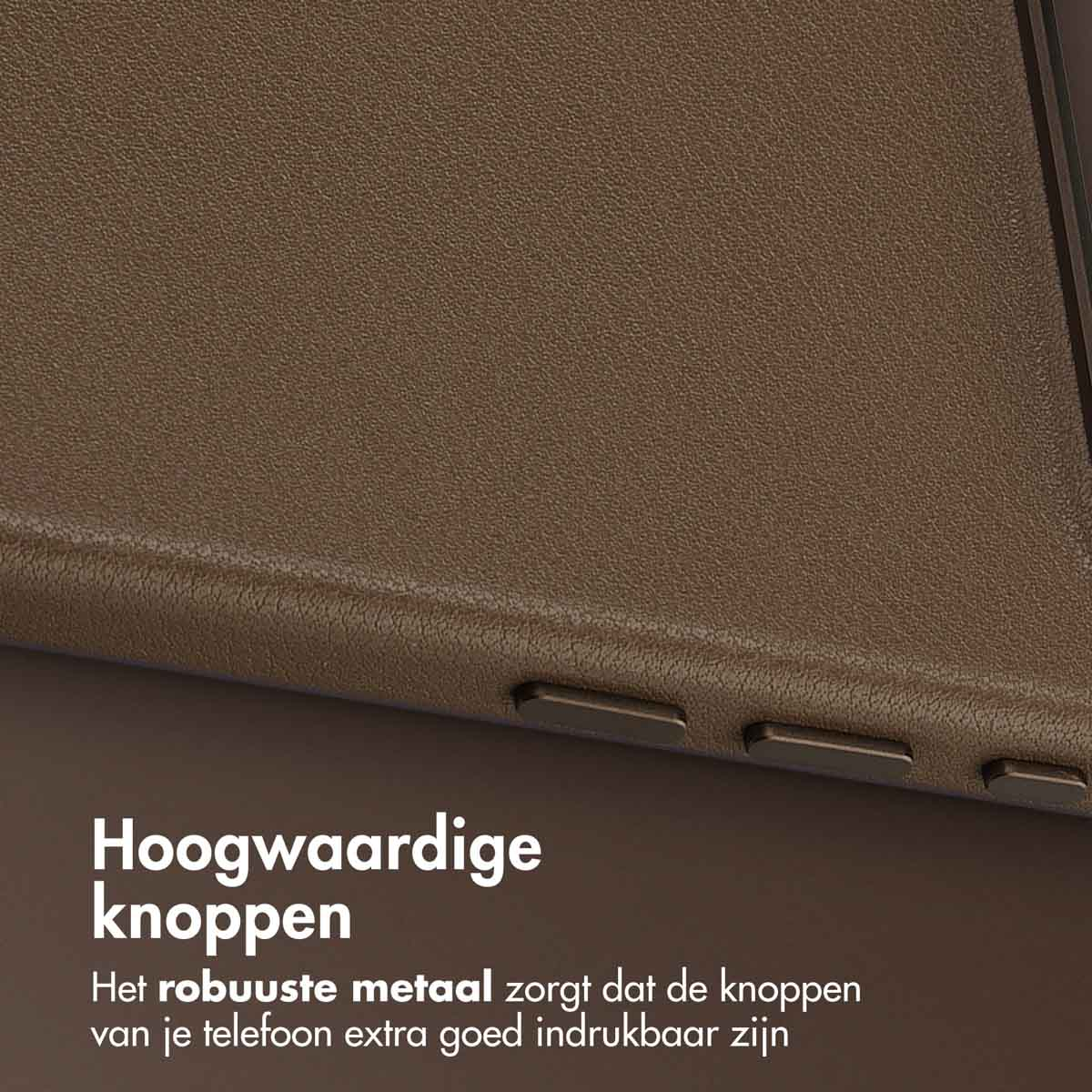 Close-up van een telefoonhoesje met bruin oppervlak en knoppen. Tekst: Hoogwaardige knoppen. Robuust metaal.