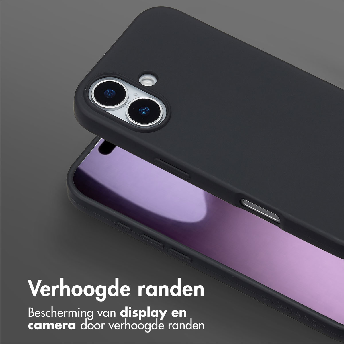 Un étui de téléphone noir recouvre partiellement l'écran, montrant des bords surélevés pour protéger l'écran et l'appareil photo. Le fond est gris.