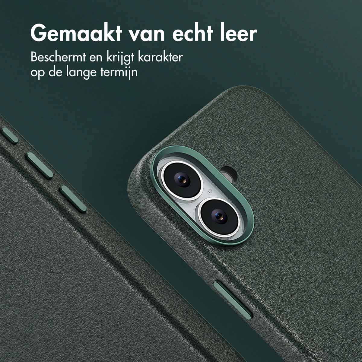 Gros plan d'une coque de téléphone verte en cuir. Objectifs de caméra visibles. Texte en néerlandais en haut.